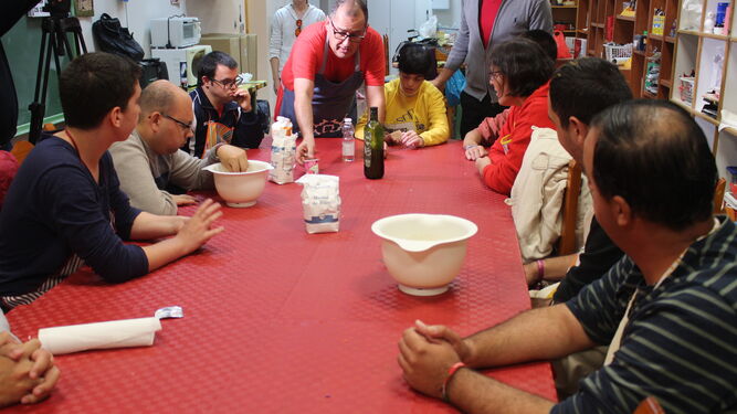 Jesús Andrade explica a los participantes del taller el proceso de elaboración del bizcocho