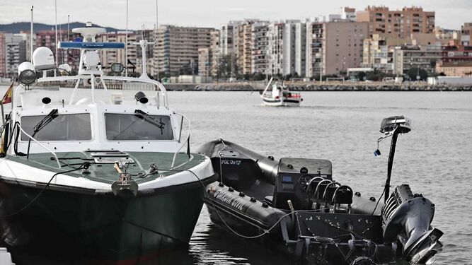 La semirrígida de la Guardia Civil embestida por los narcos amarrada en el Puerto de Algeciras