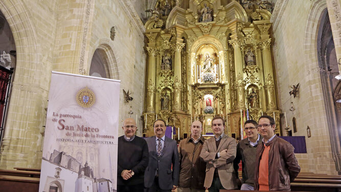 Coordinadores, autores y miembros de la hermandad y la iglesia, junto al cartel de la obra.