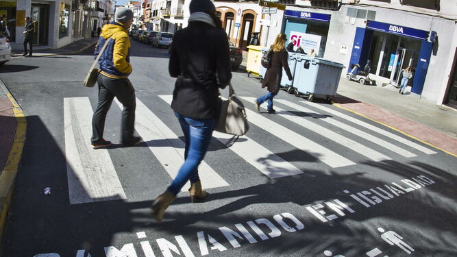 Paso de peatones con un lema relativo a la igualdad entre hombres y mujeres