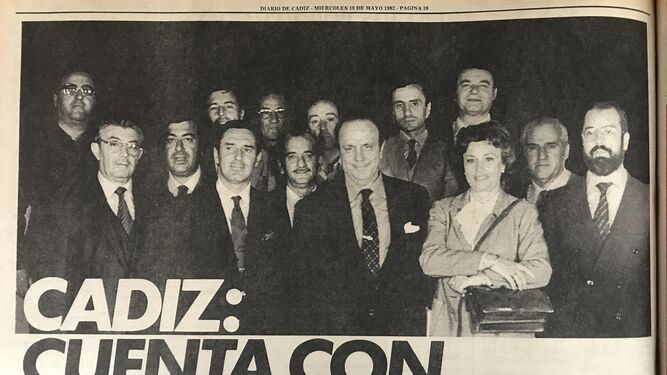 El líder de Alianza Popular, Manuel Fraga, junto a los candidatos de su partido en la provincia de Cádiz.