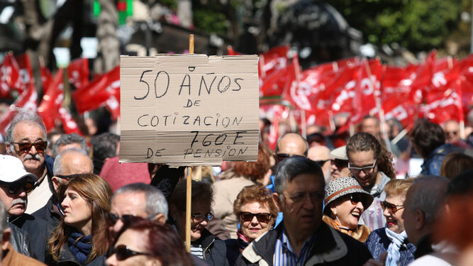 Pensionistas protestan en Almería por la cuantía de sus pagas.