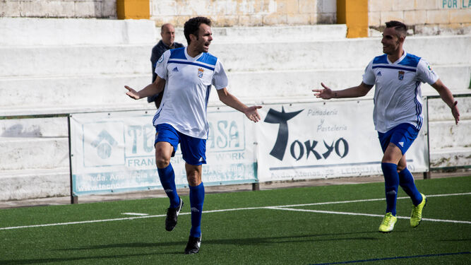 Pedro Carrión celebra el primer gol del partido mientras Salas acude a felicitarle.