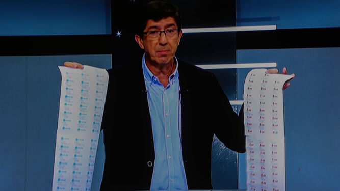 Juan Mar&iacute;n muestra documentos durante el debate.