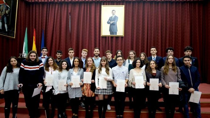 El grupo de alumnos que han sido galardonados por la Universidad de Sevilla