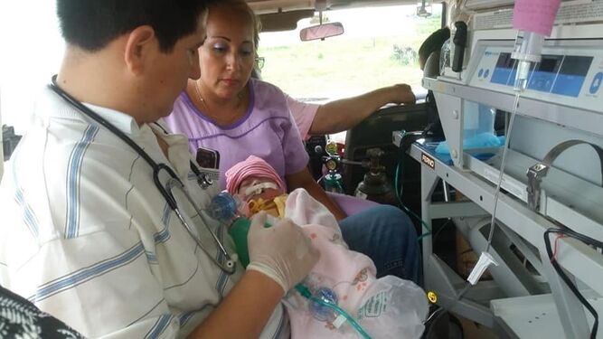 Evacuación de un bebé que nació con el corazón expuesto en Bolivia.