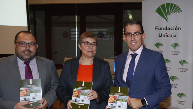 Rafael Peral, secretario general de Agricultura; Felisa Becerra, coordinadora del informe; y Sergio Corral, director general de la Fundación Unicaja