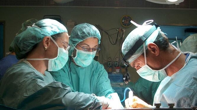 Cirujanos en un quirófano.
