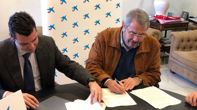 Un momento de la firma del convenio de colaboración entre La Caixa y Cáritas.
