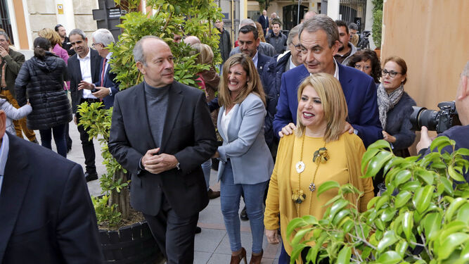 Rodríguez Zapatero junto a Mamen Sánchez a su llegada al acto.