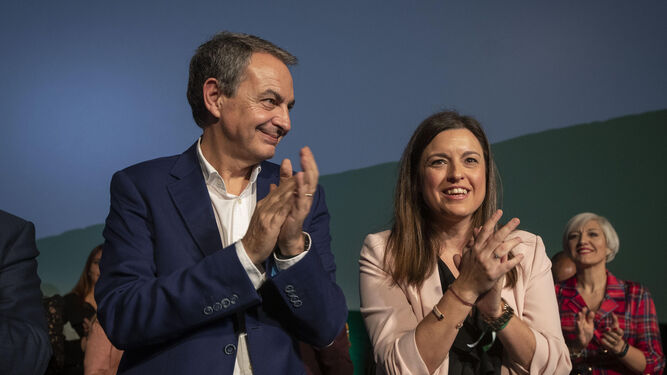 Rodríguez Zapatero junto a la alcaldesa de San Fernando, Patricia Cavada, en el acto celebrado este jueves en la localidad isleña.