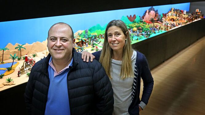 José Miguel Marchante y Elizabeth Belizón, autores del Nacimiento benéfico con figuras de Playmobil.