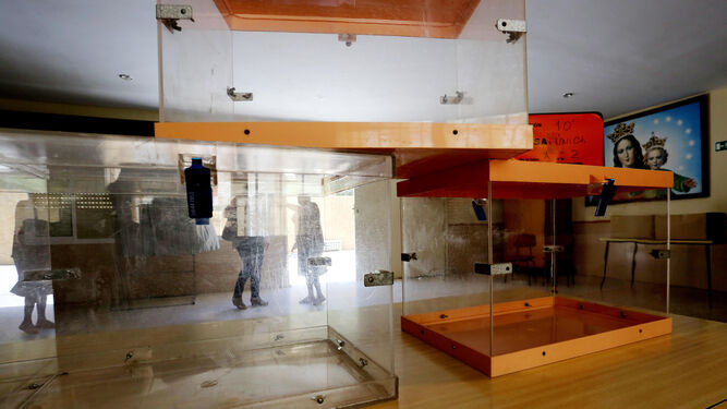 Urnas en un colegio electoral de Jerez en una imagen de archivo.