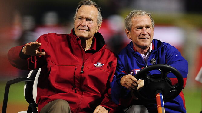 Bush padre e hijo en un partido de la World Series