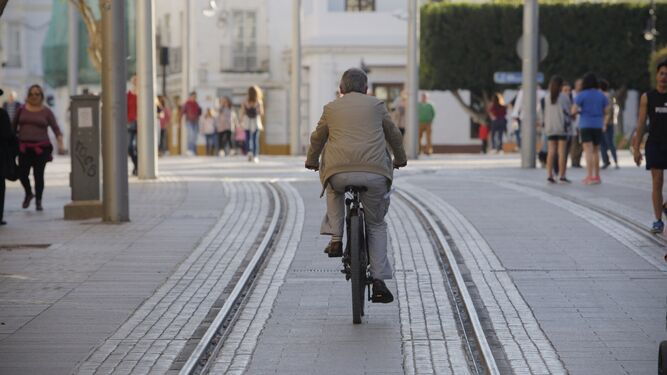 Un ciclista por la calle Real en una imagen de archivo.