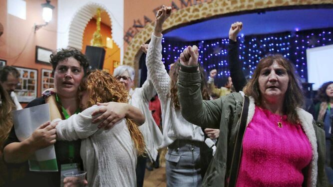 Militantes de Adelante Andaluc&iacute;a tras conocerse los resultados de las elecciones andaluzas
