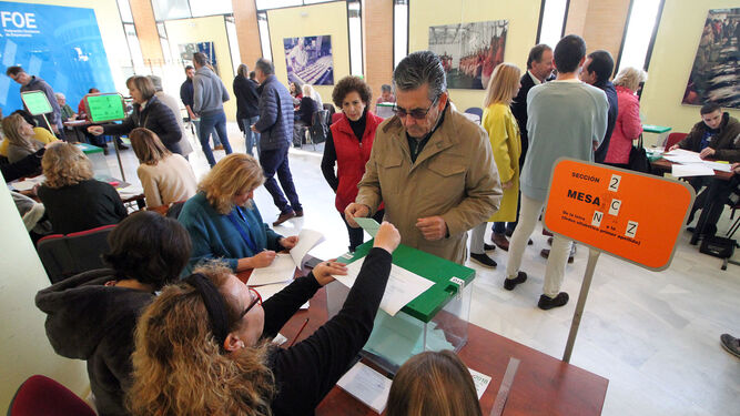 Votaciones, en la tarde del domingo, en un colegio electoral de la capital.