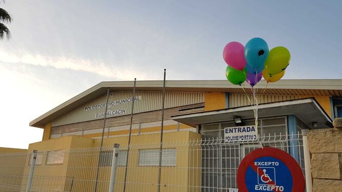 Entrada del polideportivo de Guadalcacín con globos en la puerta.