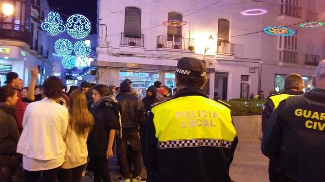 Policía Local y Guardia Civil durante la movilización en Chiclana.