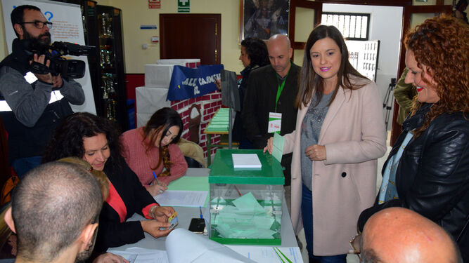 Patricia Cavada, con Araceli Maese, en el momento de votar el domingo.