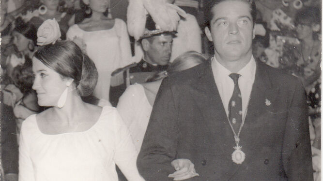 Del brazo de Carmen Sevilla Ortega, reina de las Fiestas de la Vendimia en 1965, que por primera vez eligi&oacute; 'democr&aacute;ticamente' a su embajadora.