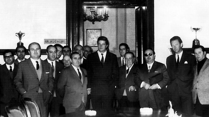 El alcalde, en una reuni&oacute;n con periodistas de Jerez en 1970.