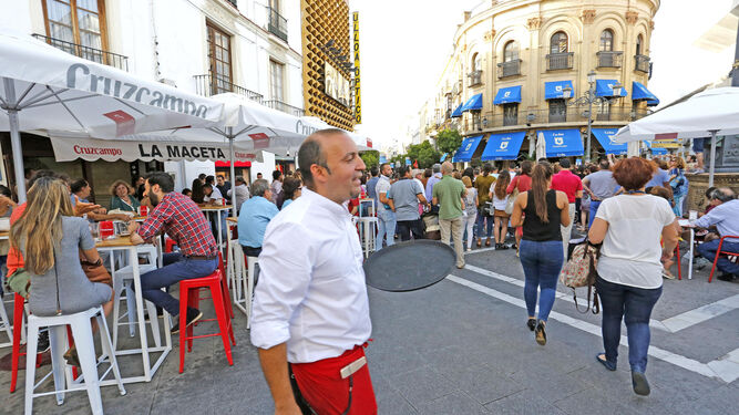 Un camarero  se dispone a atender a unos clientes en un bar del centro de Jerez.