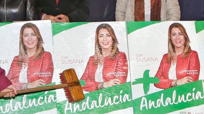 Carteles pegados en Jerez durante esta última campaña electoral.