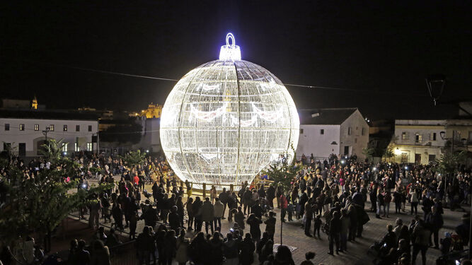 La gran esfera navideña que se ha instalado en la plaza Belén.