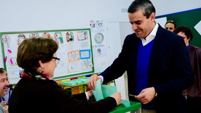 José Ortiz durante la votación de su candidatura en un colegio electoral de Vejer.