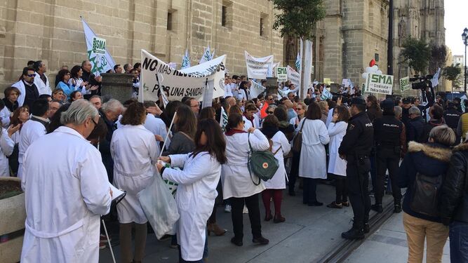 Imagen de la concentración de los médicos andaluces frente a los Servicios Centrales del SAS en Sevilla, el día de la huelga de 24 horas.