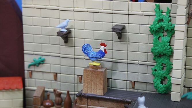 Figura del gallo azul que se 'esconde' en el belén de Playmobil instalado en la sala 'ArteaDiario'.