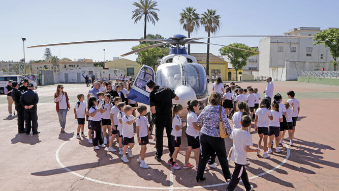 El helicóptero de la Policía Nacional es contemplado por los alumnos del Lora Tamayo el pasado mes de mayo.