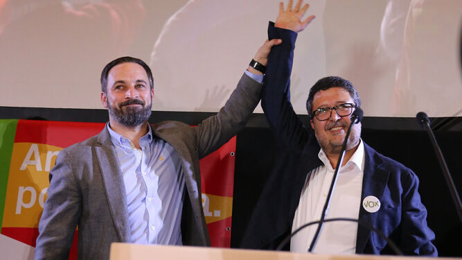 El presidente de Vox, Santiago Abascal , aplaude a los militantes y simpatizantes de Vox  durante la noche electoral en un hotel de Sevilla.