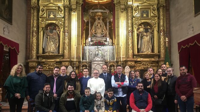 Foto de familia de los cofrades de la Salud de San Rafael en la basílica de la Merced.