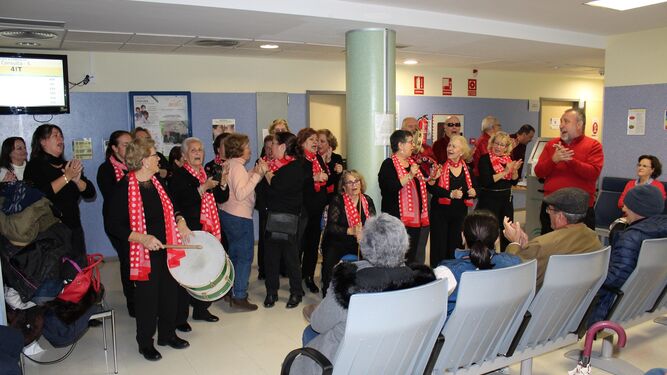 El coro rociero ‘La Plata’  durante su actuación en el Hospital de Jerez