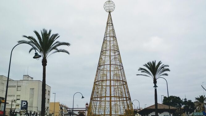 El árbol de la Lotería de Navidad se ha instalado junto a la Oficina Municipal de Turismo.