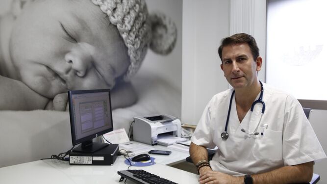 Jesús Garrido pasa consulta a diario en el Hospital La Inmaculada.