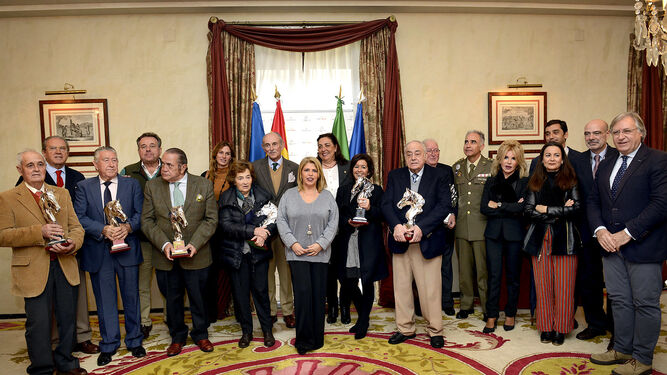 Los premiados posan con sus trofeos, junto a la alcaldesa, Francisco Camas, y miembros del comité organizador de Jerez Capital Europea del Caballo, esta mañana en el Ayuntamiento.