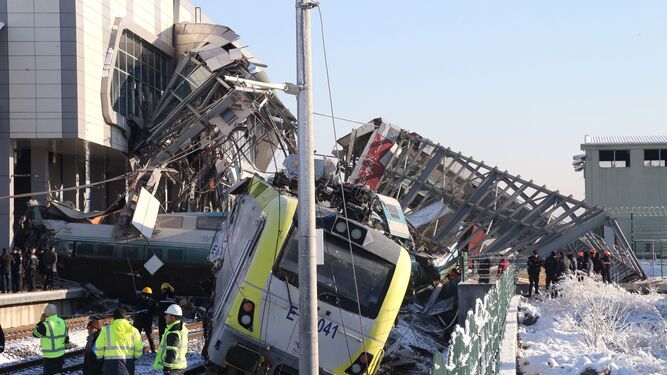 Las imágenes del accidente ferroviario de Ankara