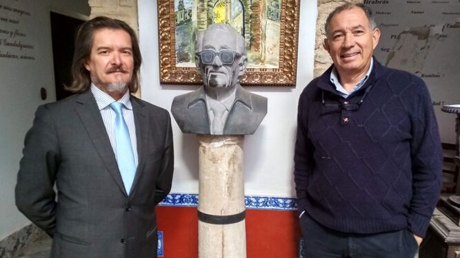 Eduardo Domínguez Lobato y Rafael Pacheco, presidente y patrono de la Fundación respectivamente, en la sede de la entidad.
