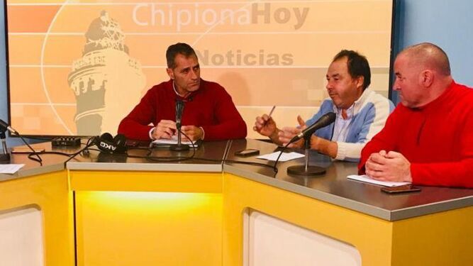 Integrantes del Consejo Local Agrario, explicando la problemática en la radio-televisión municipal.