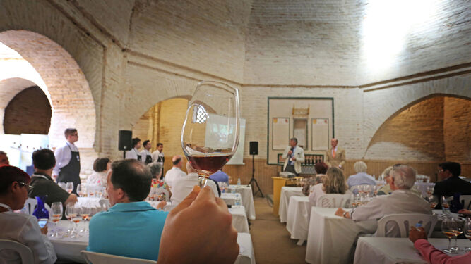 Responsables del Consejo durante una de las catas de la última edición de Vinoble en el Alcázar.