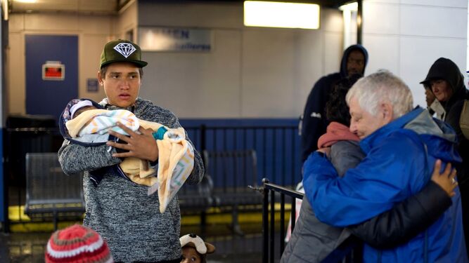 Un hondureño sostiene en brazos a su hijo, nacido en territorio estadounidense tras atravesar la frontera con la caravana migrante.