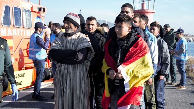 Un grupo de inmigrantes marroquíes llega al Puerto de Motril después de ser rescatado en aguas de Alborán.