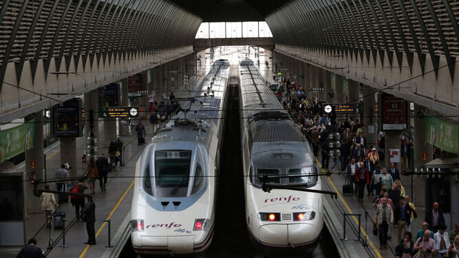 Dos trenes en la estación de Santa Justa de Sevilla.