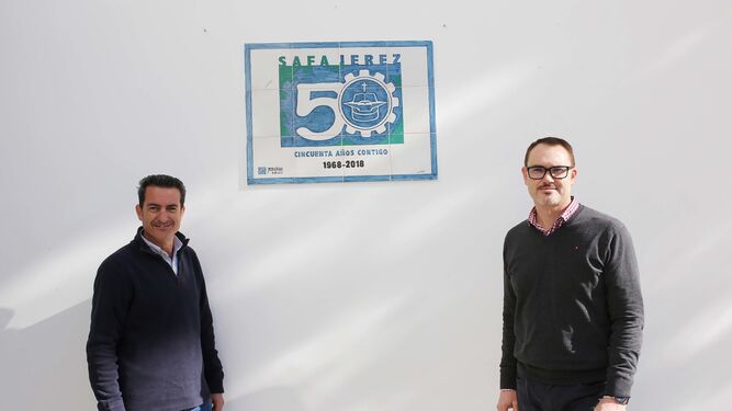 José Manuel Aranda y Mauricio Martínez, junto a la placa del 50 aniversario.