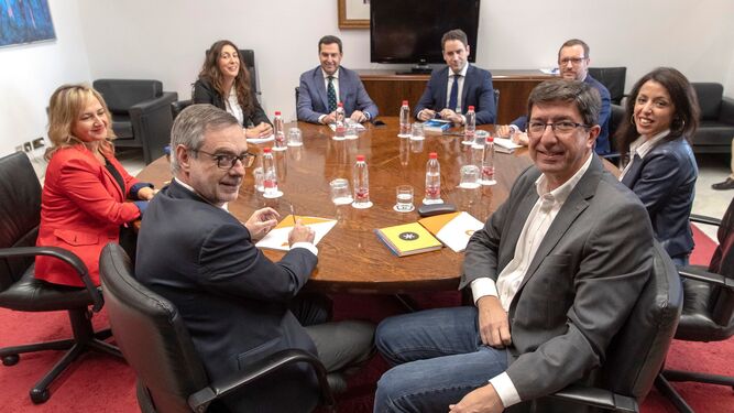 Los equipos negociadores de PP y Cs, liderados por Juanma Moreno y Juan Marín.
