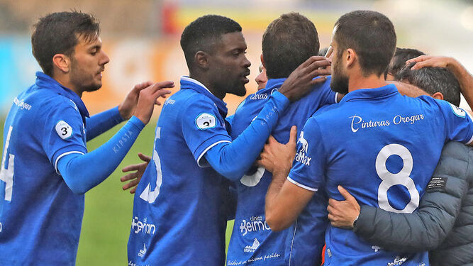 Rodri celebra junto a sus compañeros y el técnico el gol de Casares.