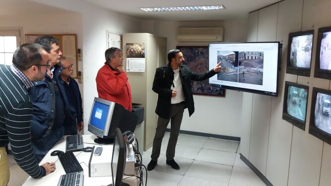 El teniente de alcaldesa José Antonio Díaz señala la pantalla con imágenes de la plaza Belén.